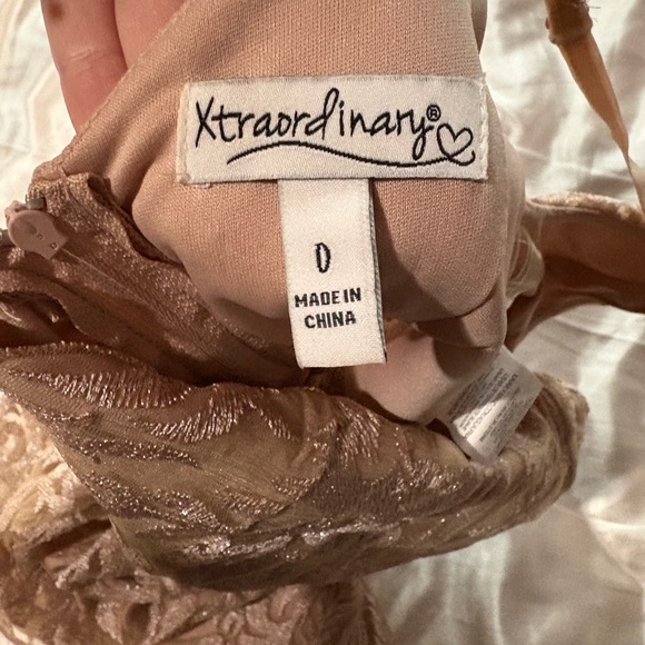 Elegant Lace Dress in Cream - Picture 3 of 3